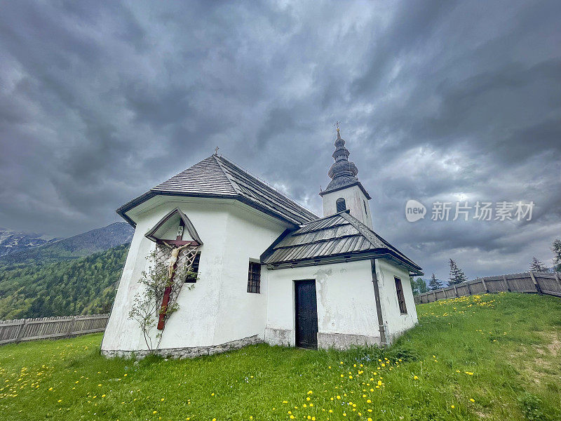 Zgornje Jezersko在春天的山谷里做礼拜